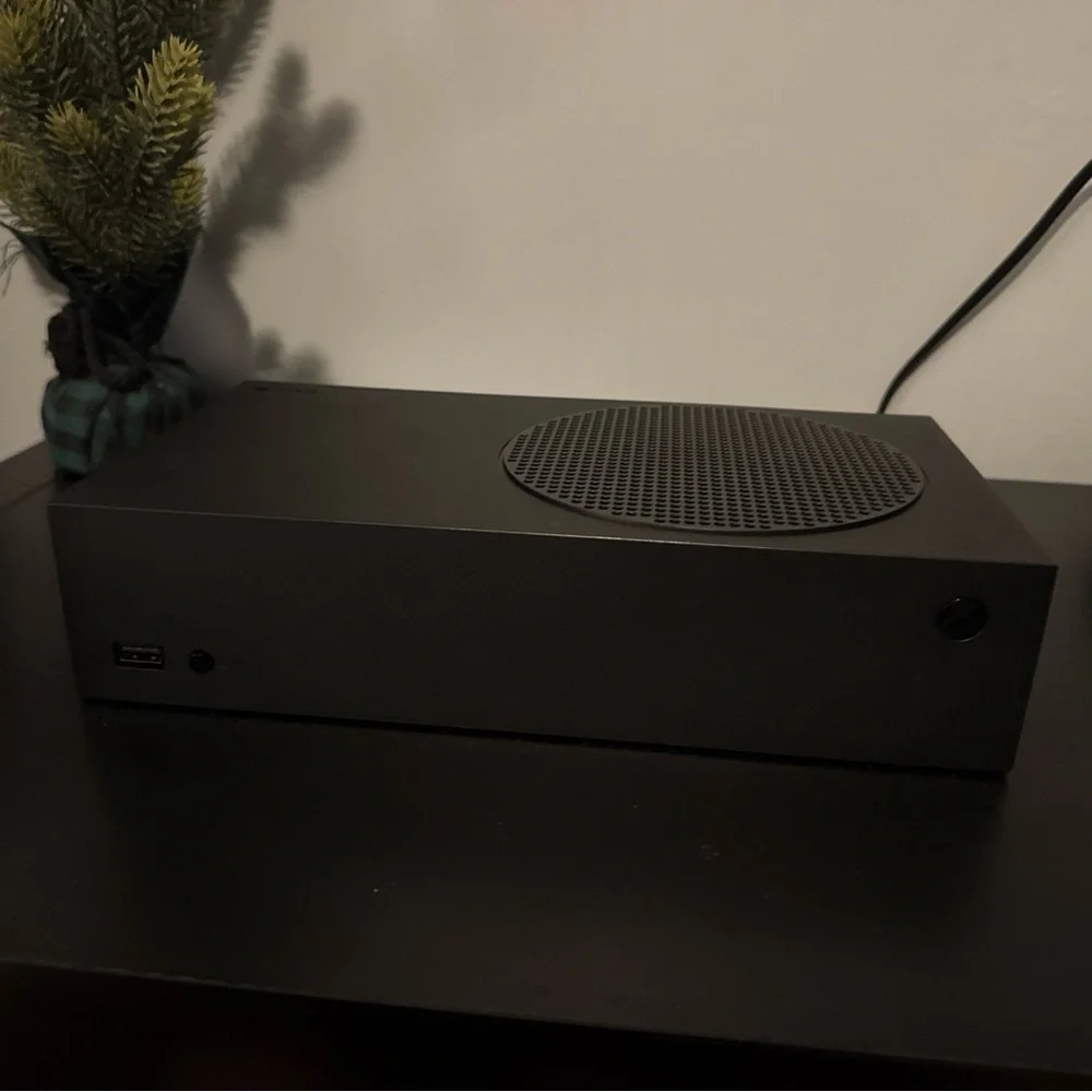 Near Mint Xbox Series S Carbon 1 TB w/ accessories *In description*
